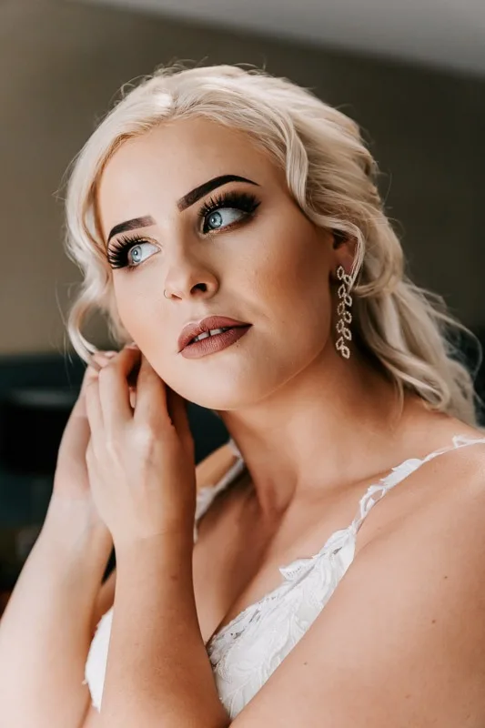 bride puttin in earrings