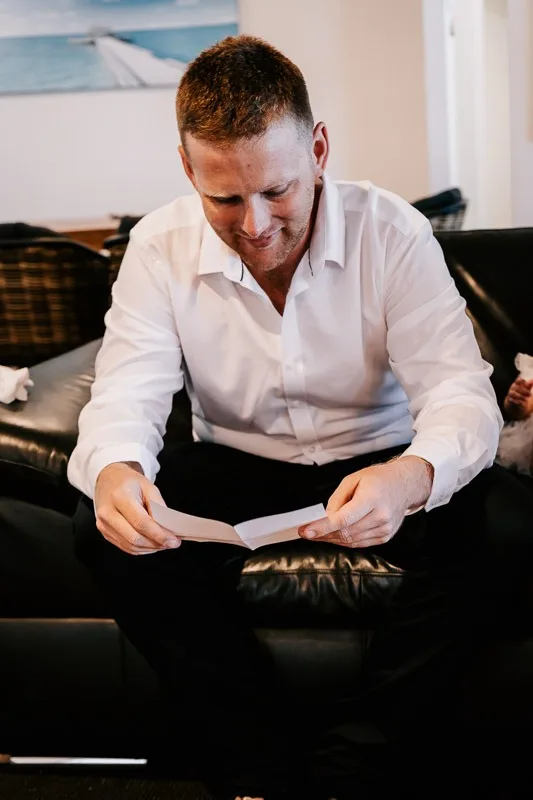 groom reding letter from bride