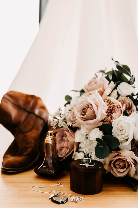 bridal details and bouquet