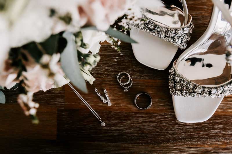 Brides shoes with rings and jewlery