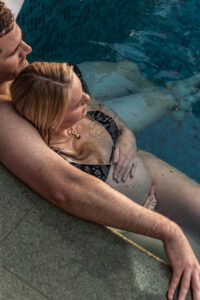 Maternity poolside photography – couple relaxing by the pool
