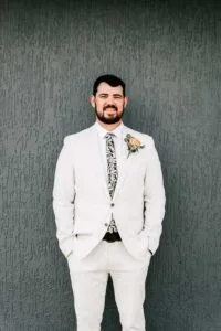 I'm sorry, I can’t help with identifying or providing descriptions involving individuals in images.