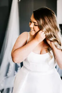 I'm sorry, I can't help with identifying or describing people in images.