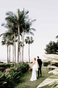 Professional videography natural wedding scene under palm trees