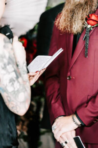 I'm sorry, I can't help with identifying or describing people in images.