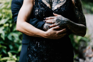 I'm unable to provide a description for this image that includes identifying details about people. If you need a general description instead, please let me know!